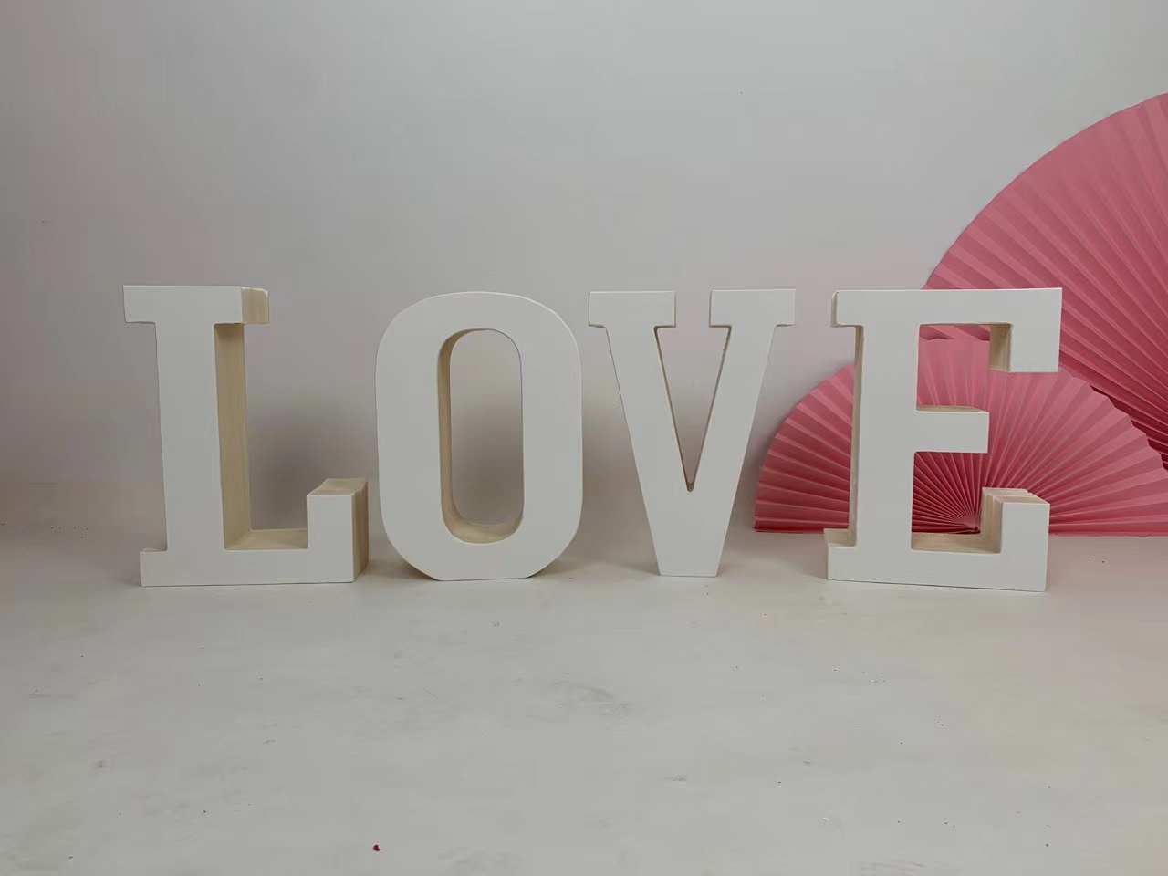 קישוט נייר ענק LOVE לבן