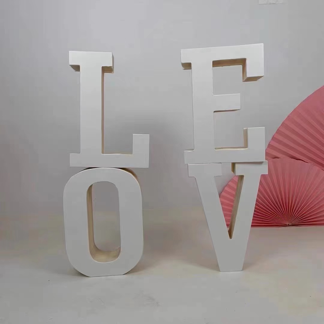 קישוט נייר ענק LOVE לבן