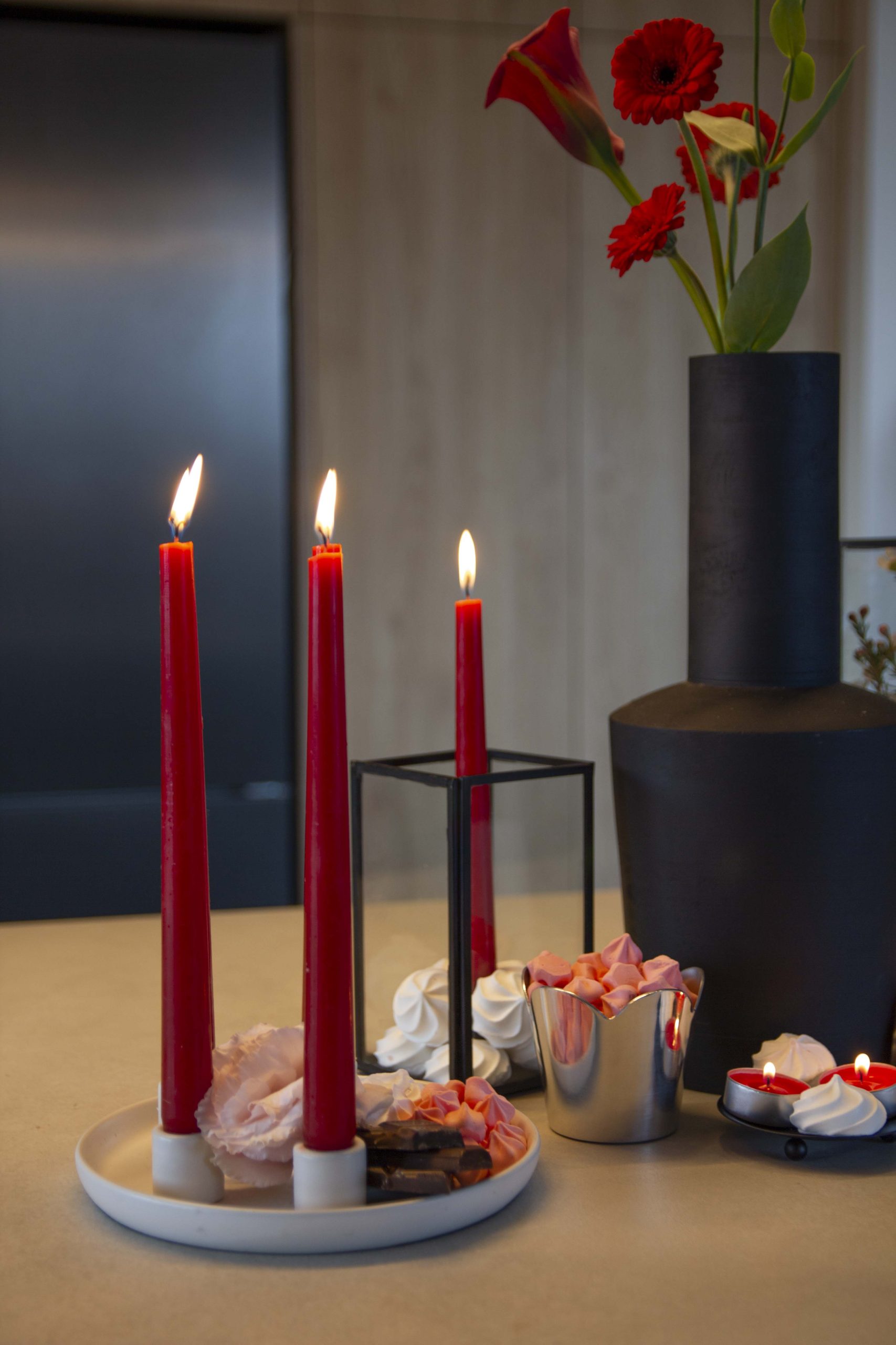 נר לפמוט אדום כהה 12 יחי' נר לפמוט אדום כהה 12 יחי'